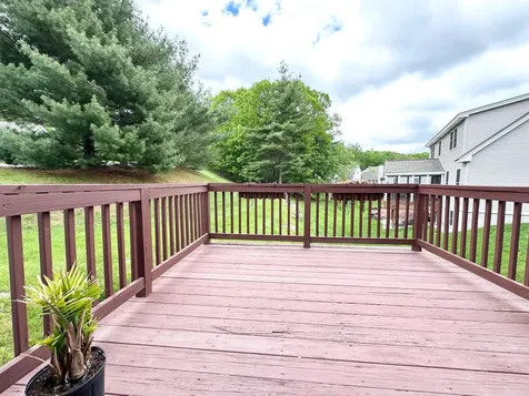 8 Heathrow Court Nashua NH 03063