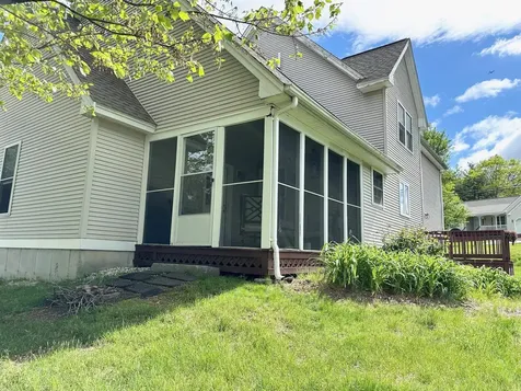 8 Heathrow Court Nashua NH 03063