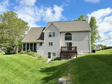 8 Heathrow Court Nashua NH 03063