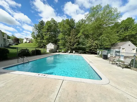 8 Heathrow Court Nashua NH 03063