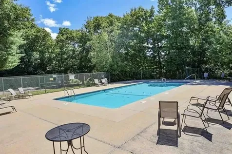 8 Heathrow Court Nashua NH 03063
