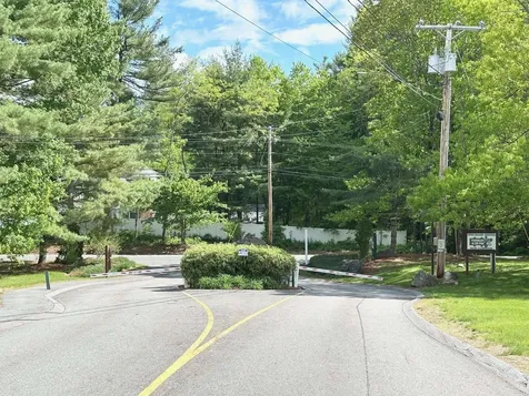 8 Heathrow Court Nashua NH 03063