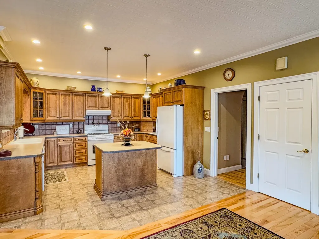 57 Farrants Point Newport City VT 05855