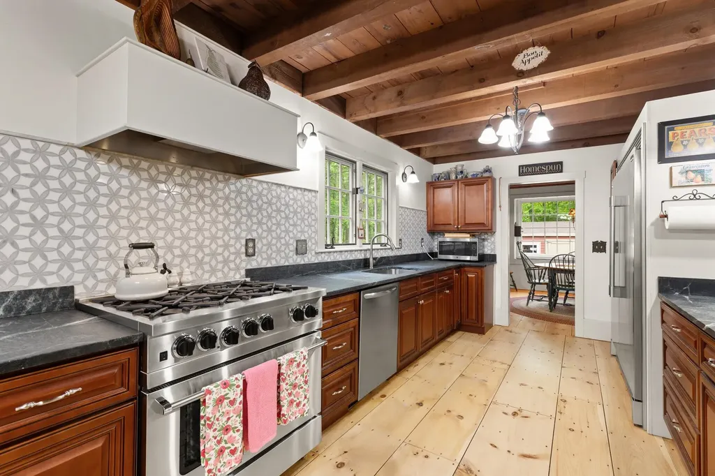 13 Potanipo Hill Road Brookline NH 03033