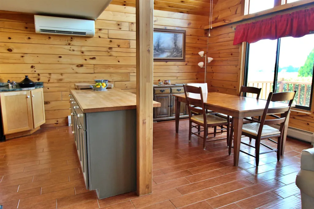 8 Maynard Court Grand Isle VT 05458