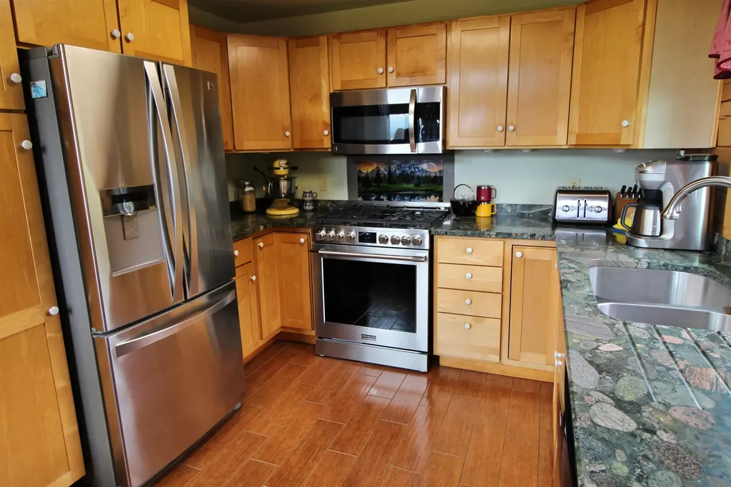 8 Maynard Court Grand Isle VT 05458