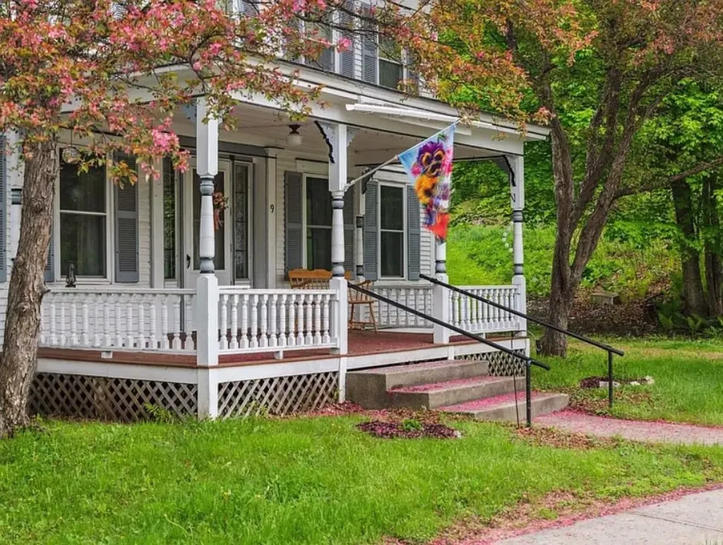 9 North Common Chelsea VT 05038