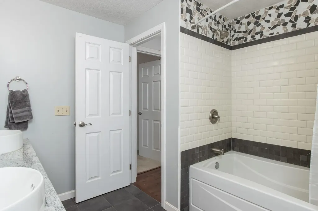 5 Heidi Lane Bow NH 03304