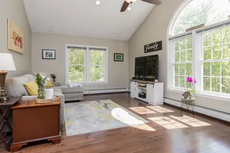 5 Heidi Lane Bow NH 03304