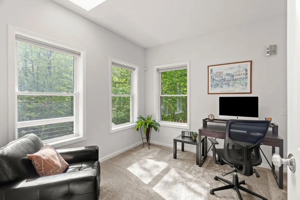 7 Danbury Court Londonderry NH 03053