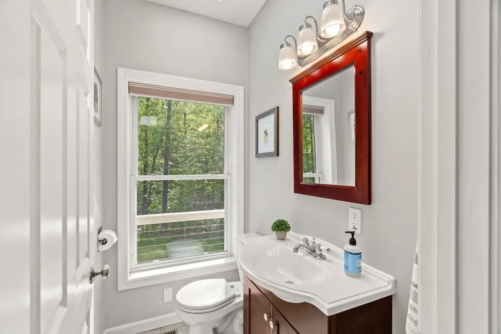 7 Danbury Court Londonderry NH 03053