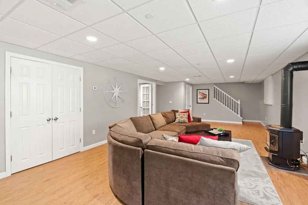 7 Danbury Court Londonderry NH 03053