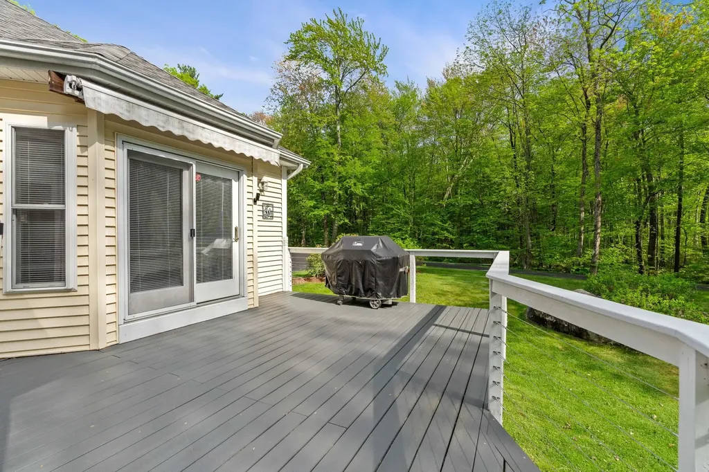 7 Danbury Court Londonderry NH 03053