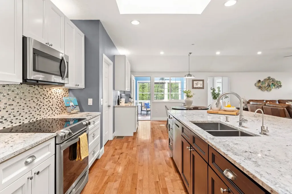 7 Danbury Court Londonderry NH 03053