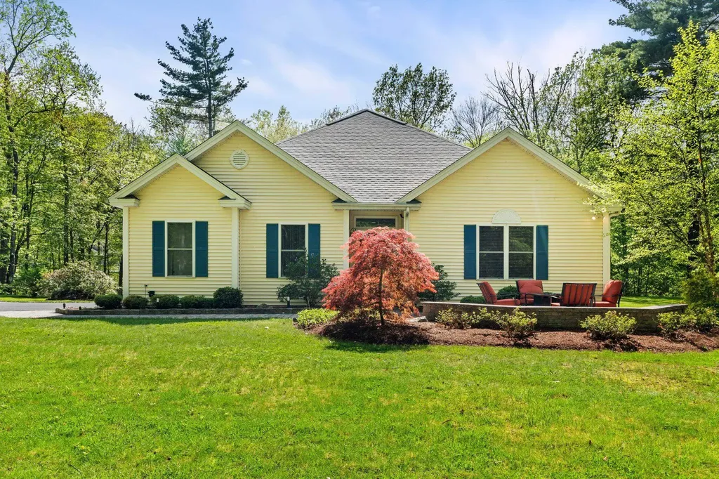 7 Danbury Court Londonderry NH 03053