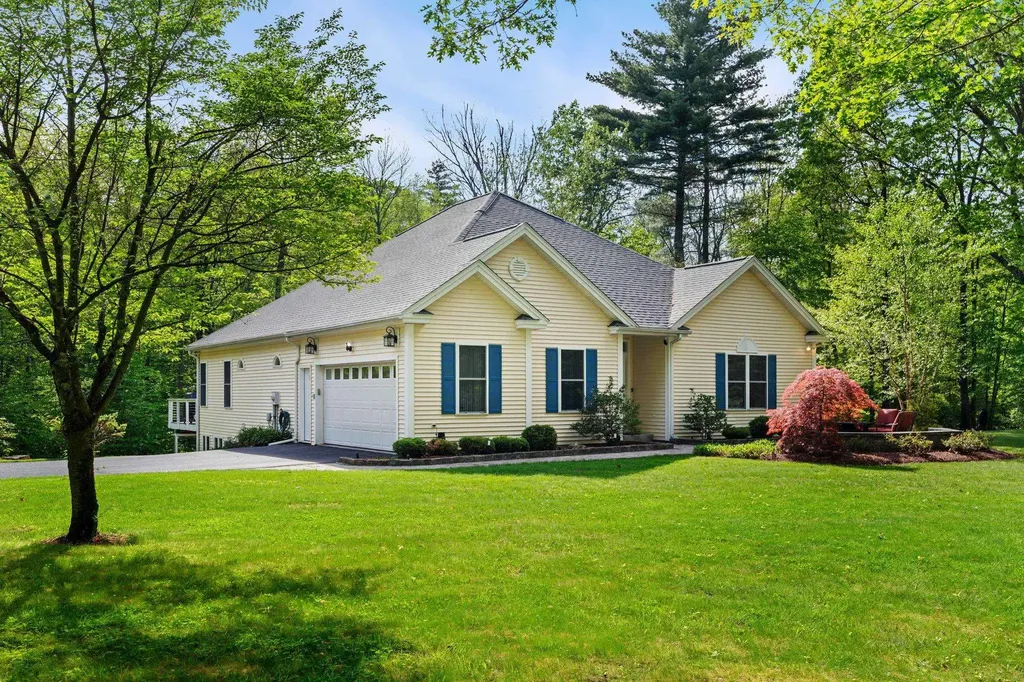 7 Danbury Court Londonderry NH 03053