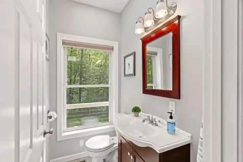 7 Danbury Court Londonderry NH 03053