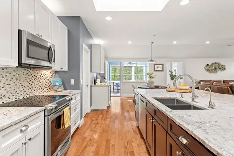 7 Danbury Court Londonderry NH 03053