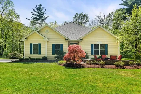 7 Danbury Court Londonderry NH 03053