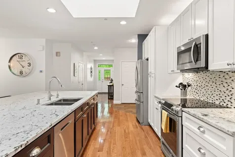 7 Danbury Court Londonderry NH 03053