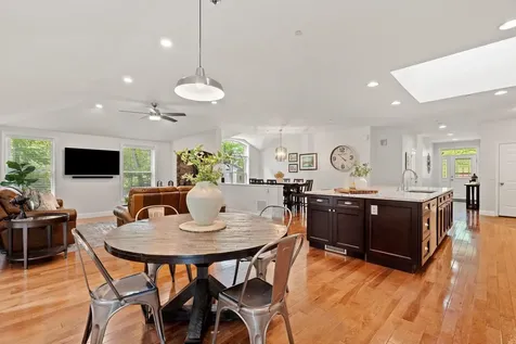 7 Danbury Court Londonderry NH 03053