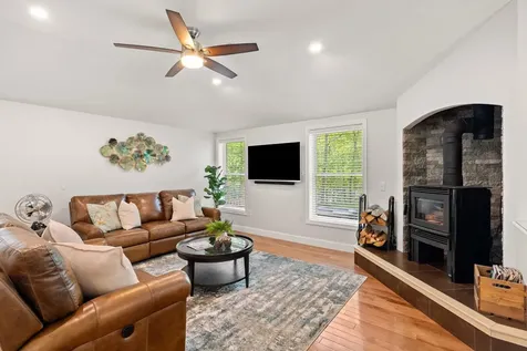 7 Danbury Court Londonderry NH 03053