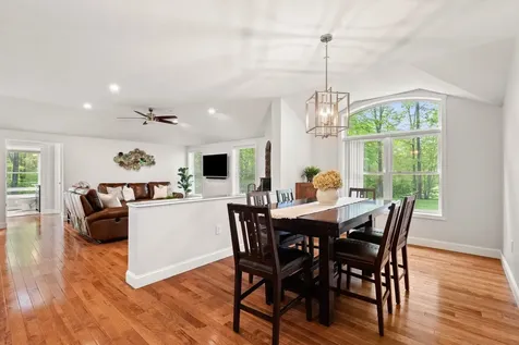 7 Danbury Court Londonderry NH 03053