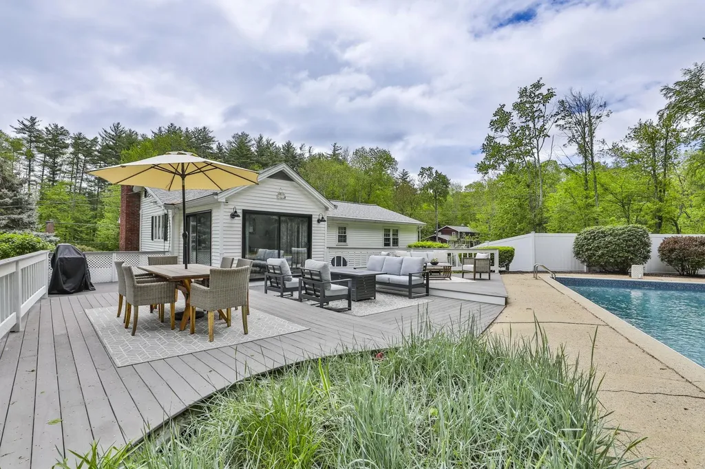 9 Edinburgh Drive Bedford NH 03110