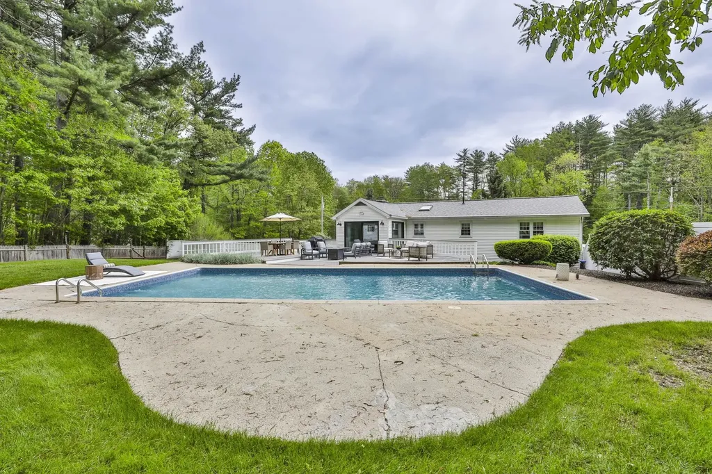 9 Edinburgh Drive Bedford NH 03110