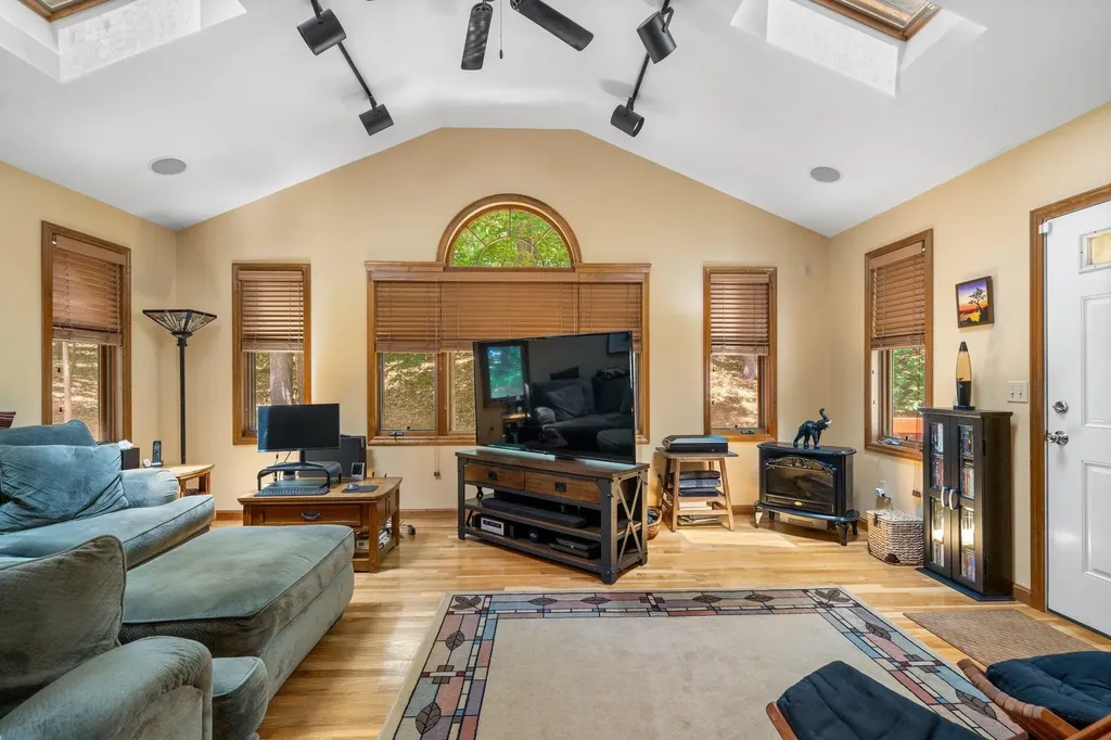 139 Barretts Hill Road Hudson NH 03051