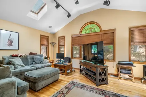 139 Barretts Hill Road Hudson NH 03051