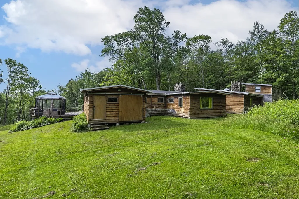 2588 Vt Route 11 Peru VT 05152