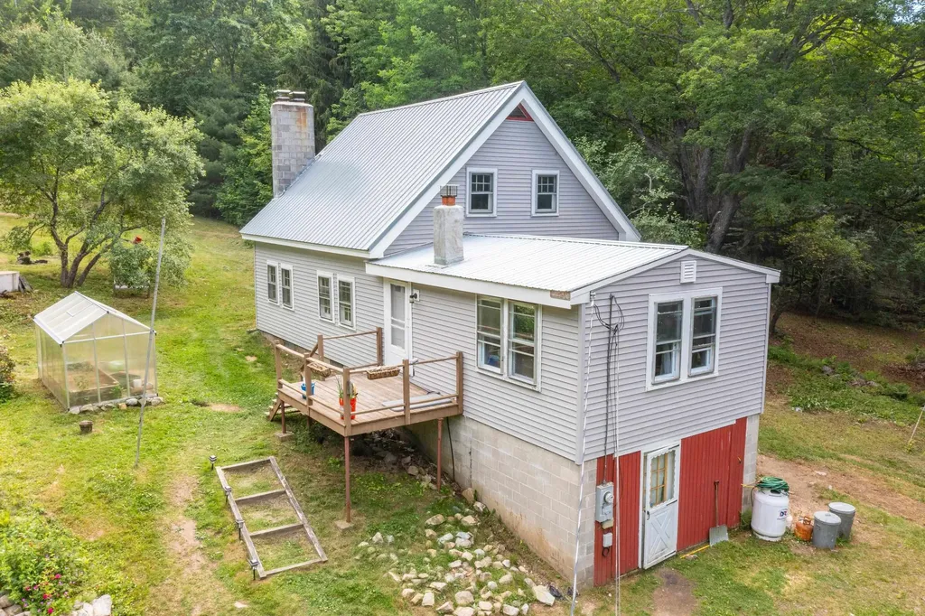 28 Miles Road Benton NH 03785