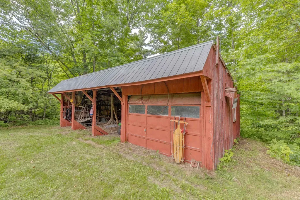 28 Miles Road Benton NH 03785