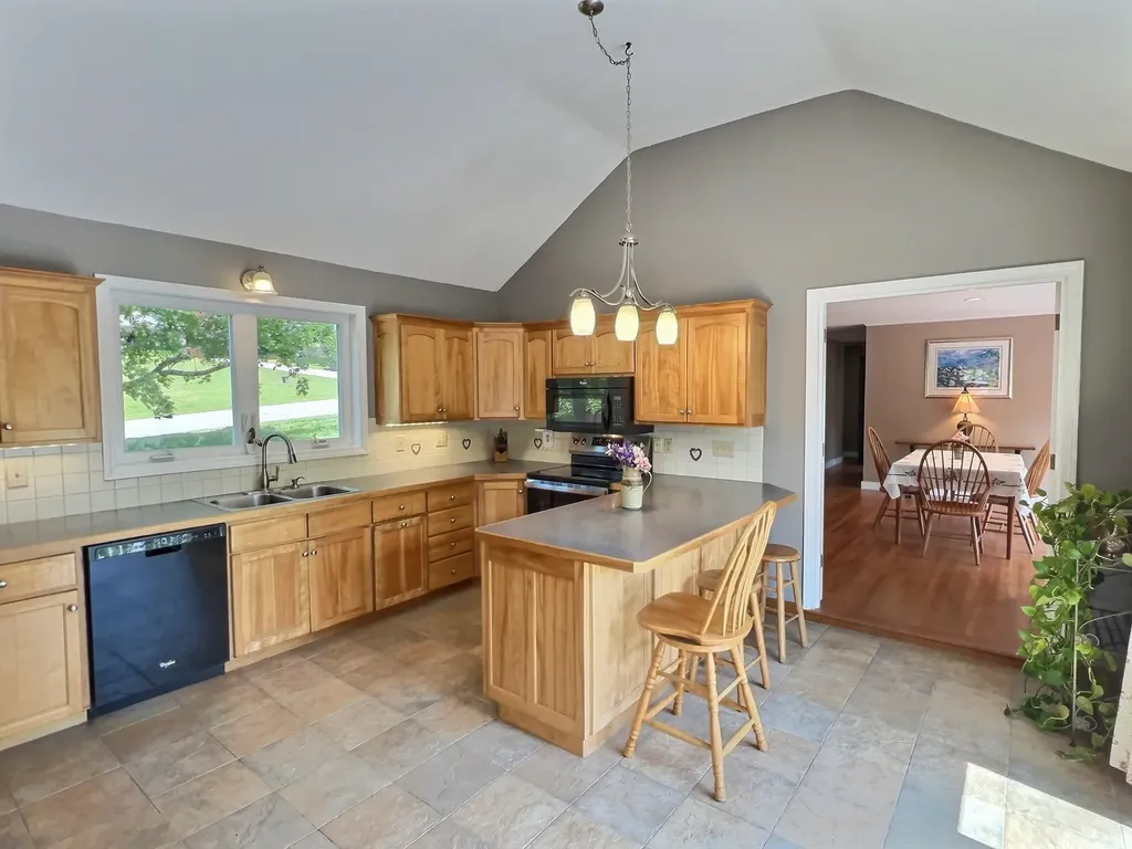 85 Farwell Lane New London NH 03257