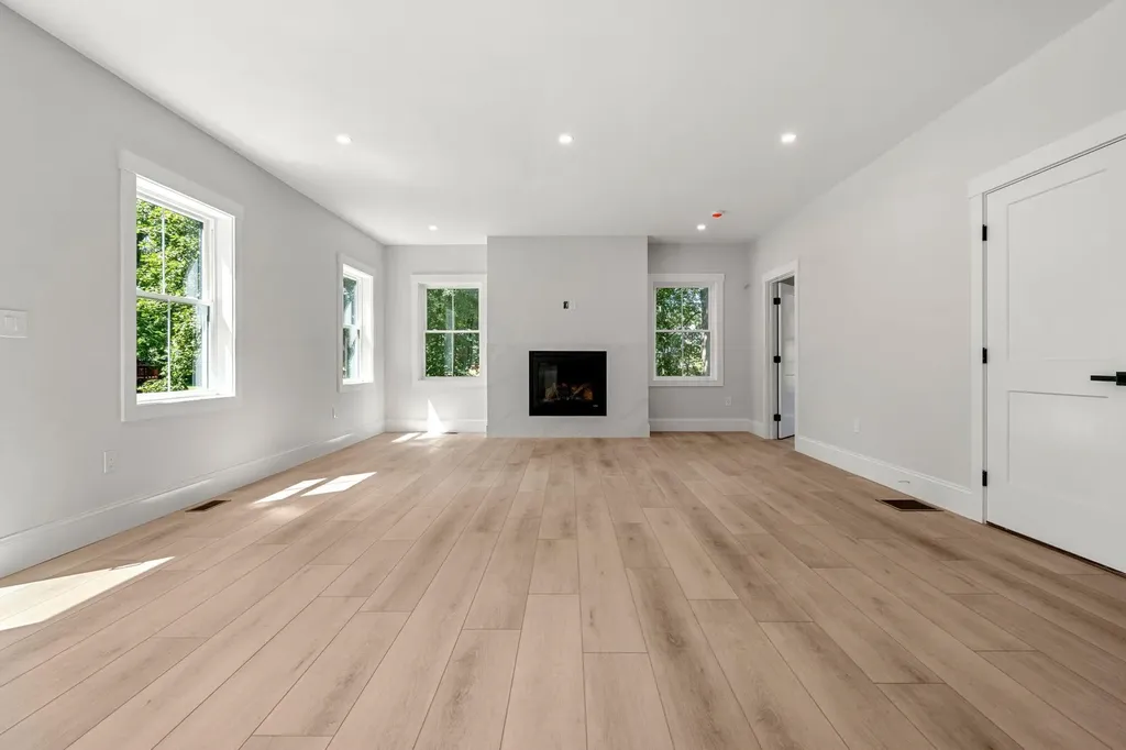 8 Senter Street Salem NH 03079