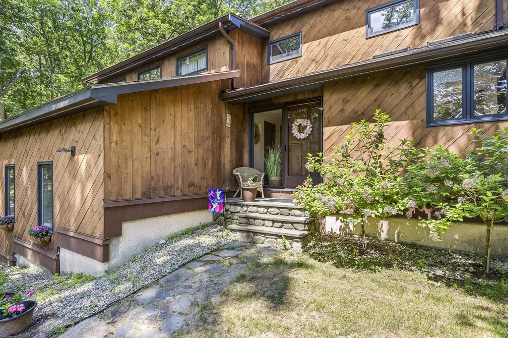 32 Hillside Road Kingston NH 03848