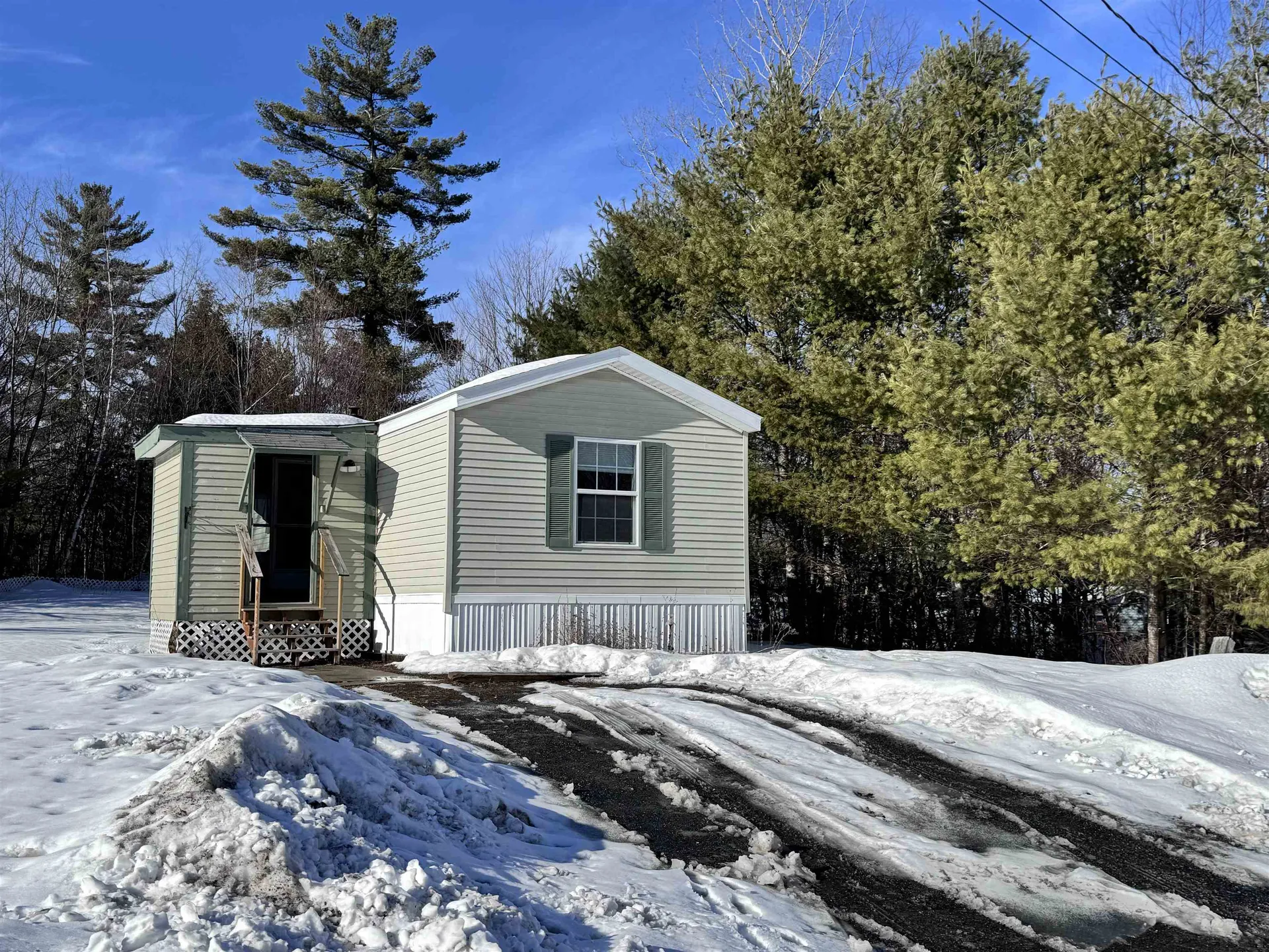 27 Fairway Avenue Newport NH 03773