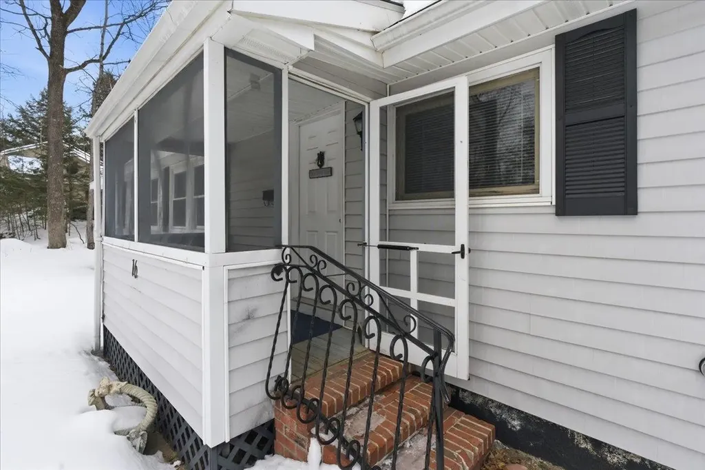 16 Robin Lane Moultonborough NH 03254