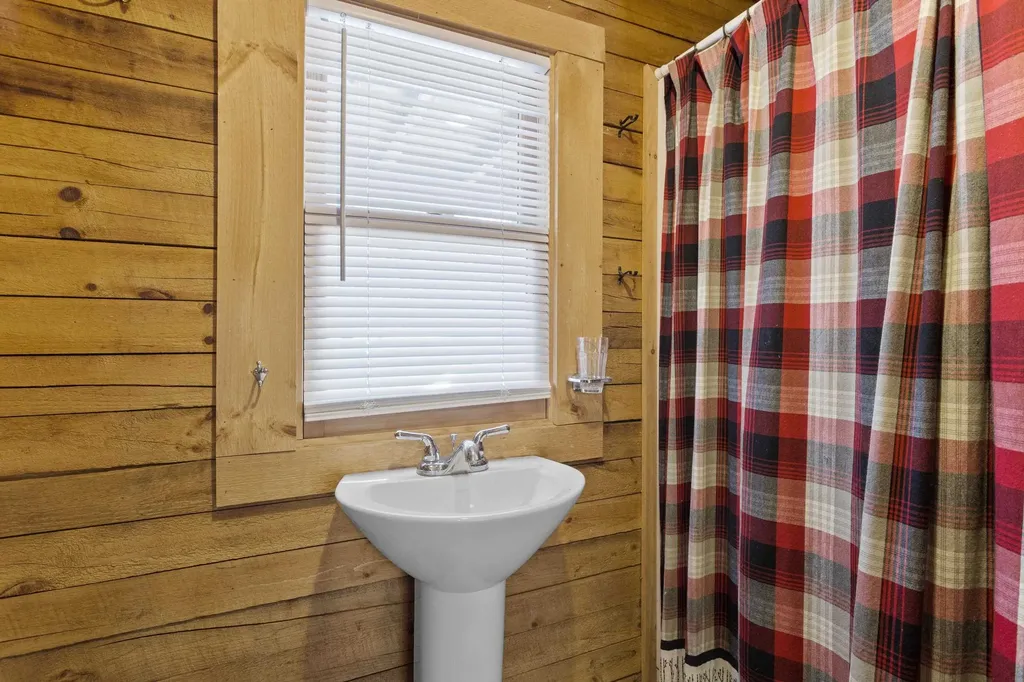 11 Beard Lane Grafton NH 03240