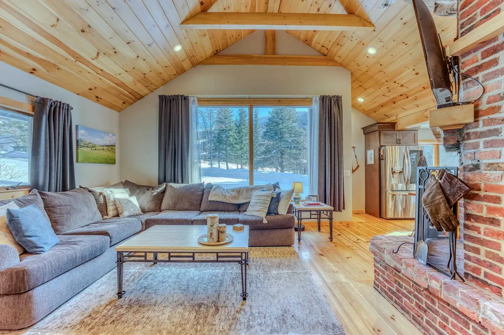 37 Pioneer Road Franconia NH 03580