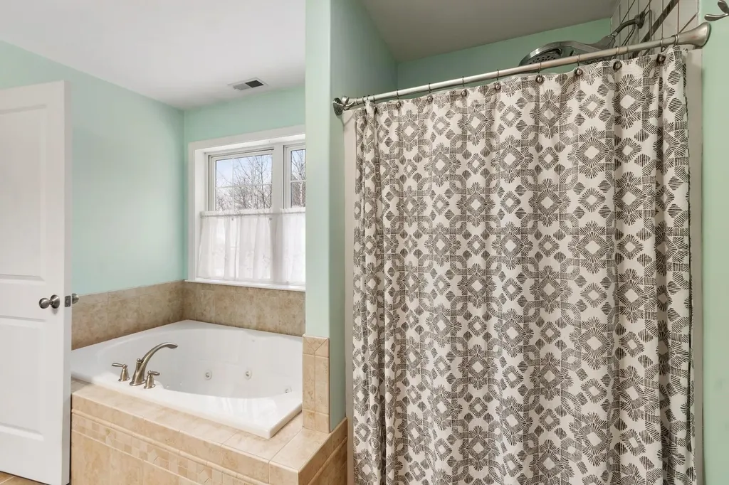 12 Glastombury Drive Sandown NH 03873