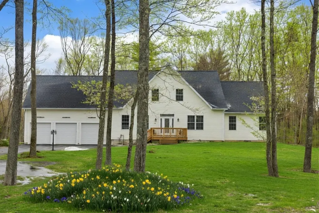 14 Lefevre Drive Kingston NH 03848