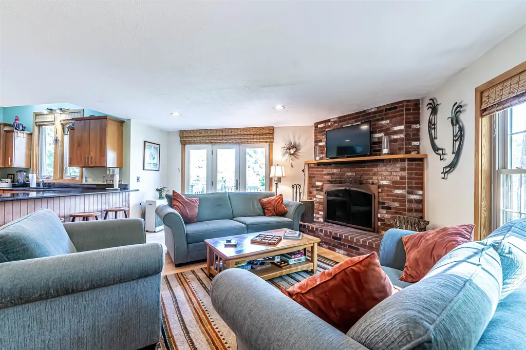 8 Crane Circle Laconia NH 03246