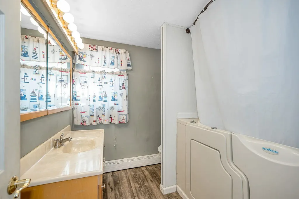 74 Royal Range Road Sandown NH 03873