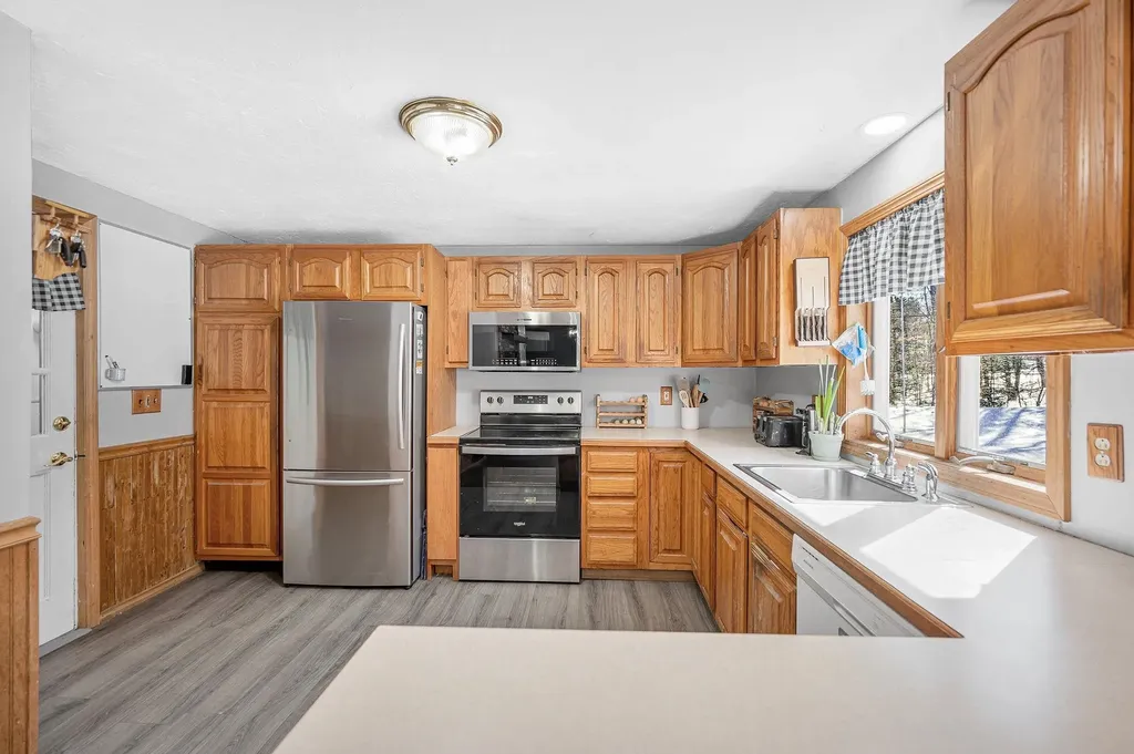 74 Royal Range Road Sandown NH 03873