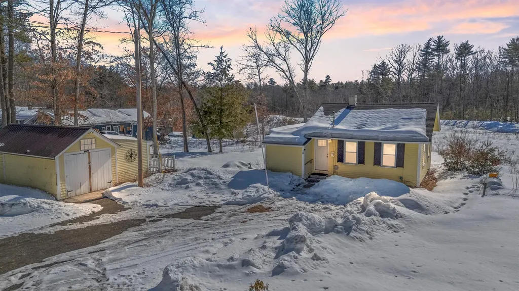 19 Maple Avenue Newton NH 03858-3107