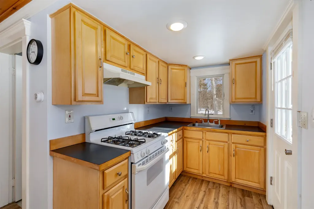 19 Maple Avenue Newton NH 03858-3107