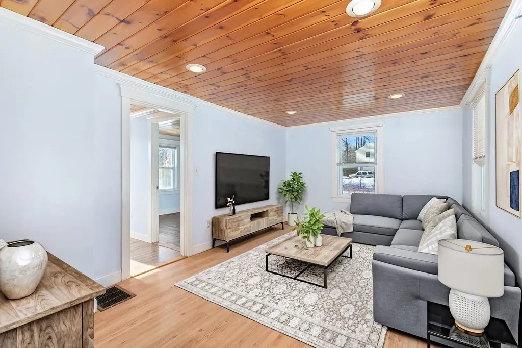 19 Maple Avenue Newton NH 03858-3107