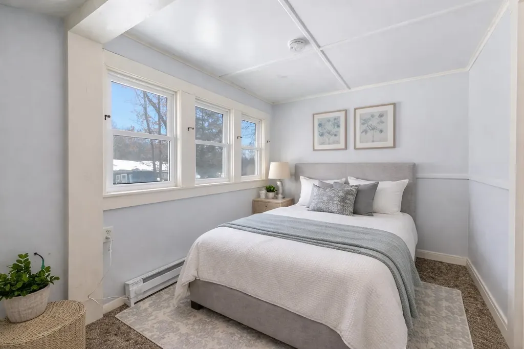 19 Maple Avenue Newton NH 03858-3107